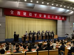 汤唯首晒老公和孩子合影 一家人沙滩游