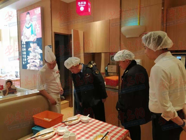 严查知名网红店 崂山市场监督管理局确保市民饮食安全