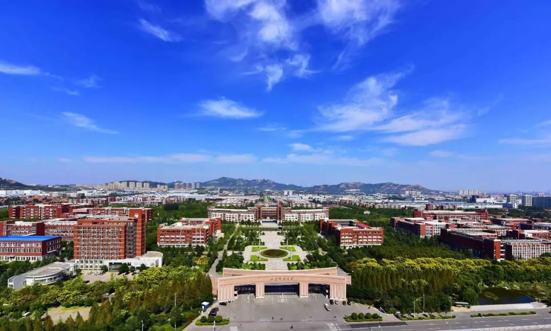 的确，他的一生荣辱都与学校分不开。特别是从1986年到2006年，任廷琦把他最好的青春都奉献给烟台师范学院。在这里，他从一名普通的物理教师一步步变成院长，这里有他为之骄傲的一切。可这些与他朝夕相处的学生和老师们并没有发现，在这20年的漫长时间中，任廷琦已经渐渐地变了，他对学校依然有着深厚的感情，但隐藏在这感情后面的，是无尽的欲望。