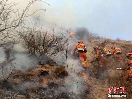 山西沁源森林火灾消防员灭火首战告捷