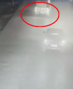 “路怒”司机超车斗狠 玩“碰碰车”被