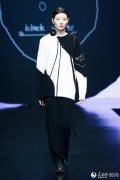 林志玲绿色长裙配白色宽檐帽上演机场