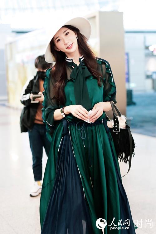 林志玲绿色长裙配白色宽檐帽上演机场版“绿野仙踪”