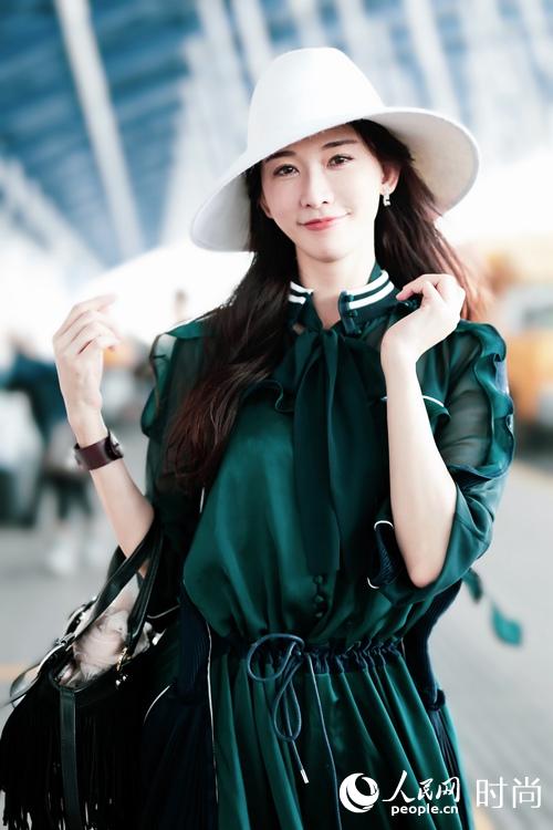 林志玲绿色长裙配白色宽檐帽 上演机场版“绿野仙踪”【3】
