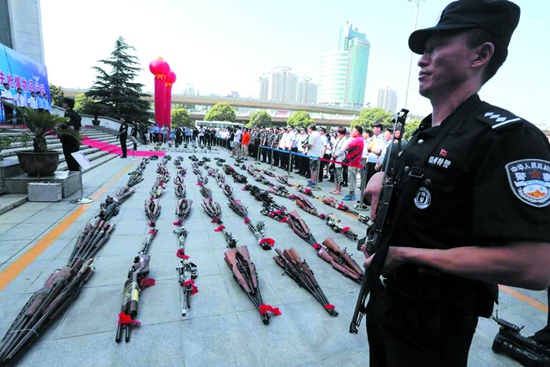 重拳严打盗抢骗 河南这样落实16字总要求
　　2017年5月19日，习近平总书记亲切会见全国公安系统英雄模范立功集体表彰大会代表并发表重要讲话，向全国公安机关和公安队伍提出“对党忠诚、服务人民、执法公正、纪律严明”的总要求……【详细】