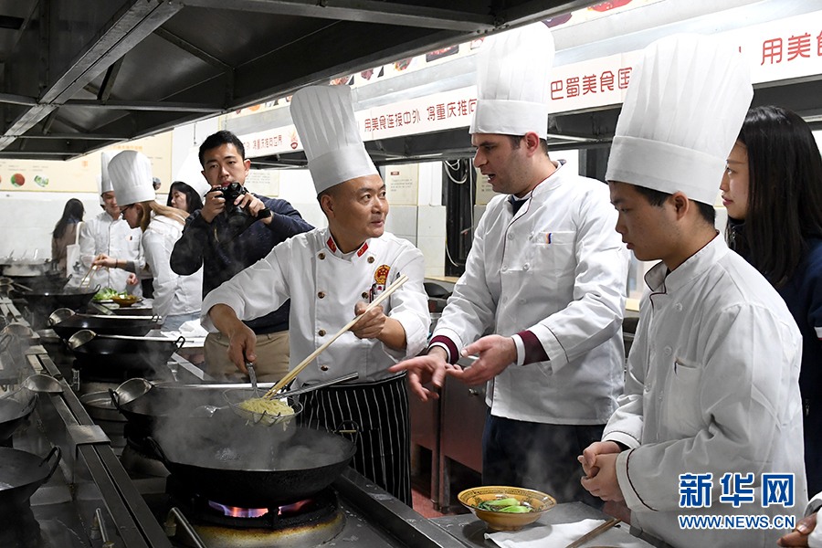 美食诱惑 外国人来渝学挑小面