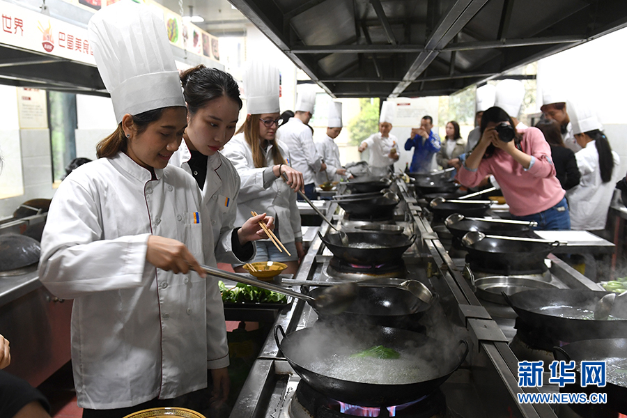 美食诱惑 外国人来渝学挑小面