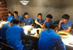 中国男足饮食遭曝光火锅配可乐红酒!