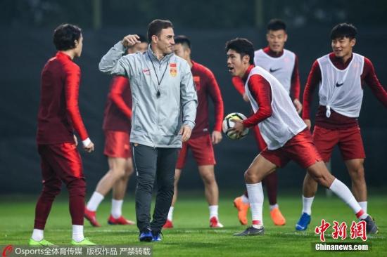 国足中国杯赛前训练课气氛轻松。 图片来源：Osports全体育图片社