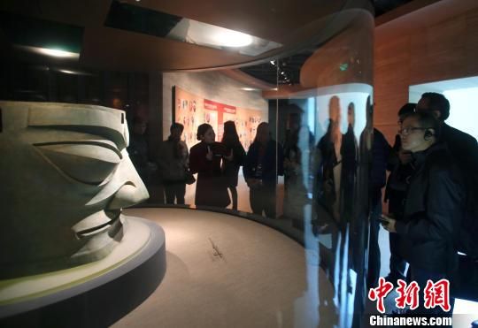 海外华媒代表参观三星堆博物馆。　王磊 摄