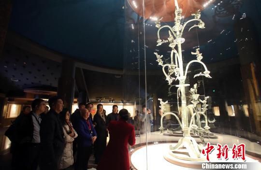 2月25日，海外华媒代表参观三星堆博物馆。　王磊 摄