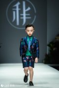 易烊千玺画册曝光个性展示渔夫帽新戴