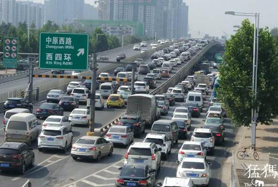 郑州高架桥汽车追尾倾翻 提醒：驾车切勿心急气躁