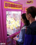 中国台湾掀起夹娃娃机热潮,街头小店