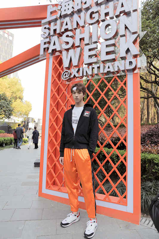 陆羽受邀参加上海时装周 时尚之外是有趣的灵动