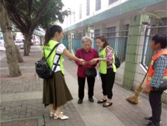 青神县青城镇:关爱老人健康 发放健康