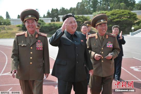 根据《劳动新闻》6日报道，朝鲜最高领导人金正恩在朝鲜少年团创立纪念日(6月6日)之际，访问万景台革命学院，受到学生们的热烈欢迎。
