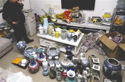 吴超（化名）购买的假古董堆满了家里的客厅
