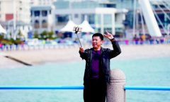 众多市民游客昨在青岛沿海景区游玩 感
