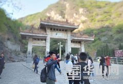 华山景区清明假日首日旅游秩序平稳