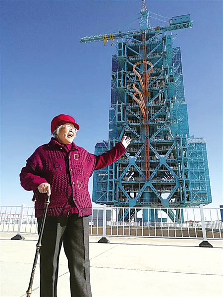 54岁儿子带89岁老母自驾游 母亲开心拍照发朋友圈