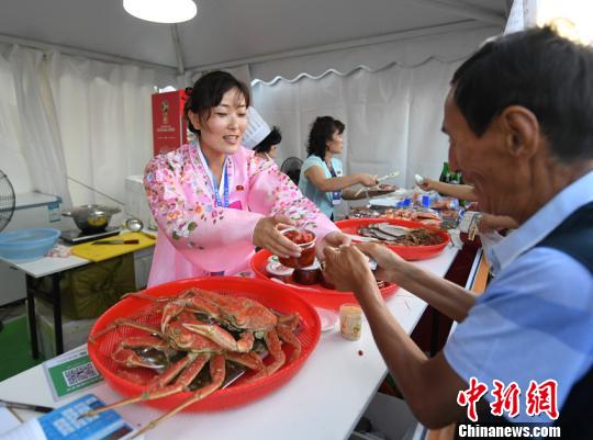 朝鲜海鲜亮相美食节。　张瑶 摄