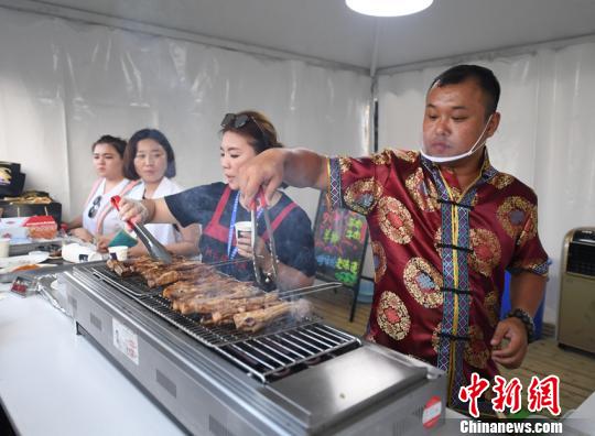 蒙古国现烤羊排深受游客喜爱。　张瑶 摄