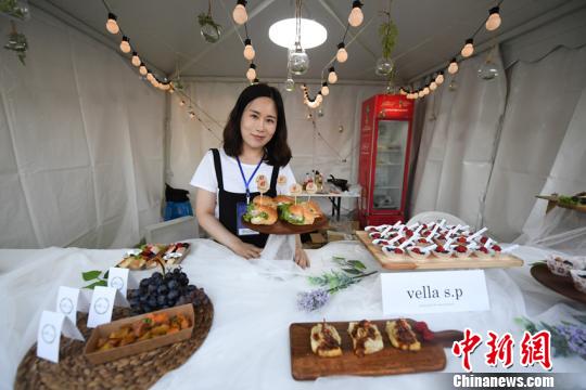 来自中、韩、日、俄、朝、蒙等六个国家的两百余种美食集中亮相珲春，为来此旅游的各国游客呈现一场美食盛宴。　张瑶 摄