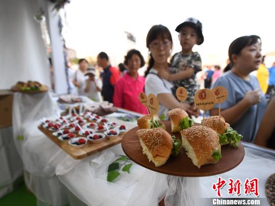 来自中、韩、日、俄、朝、蒙等六个国家的两百余种美食集中亮相珲春，为来此旅游的各国游客呈现一场美食盛宴。　张瑶 摄