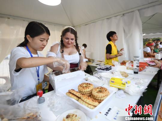 俄罗斯美女带来精美的果仁饼干。　张瑶 摄