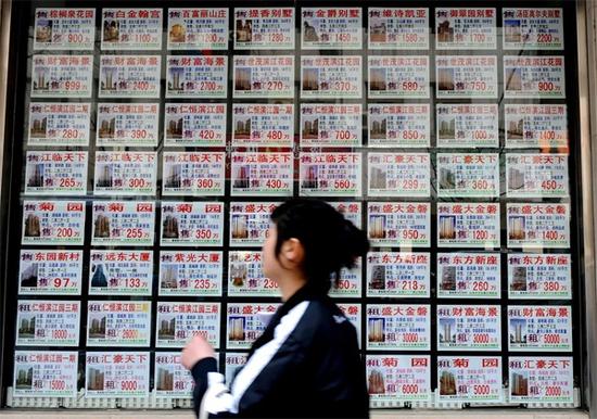 图说：中介门店门口的二手房信息