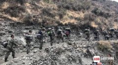 扑灭木里森林大火最后的烟点 扑火民兵
