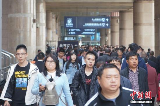 清明假期，北京西站迎来外出旅游、探亲的客流高峰。中新社记者 张兴龙 摄
