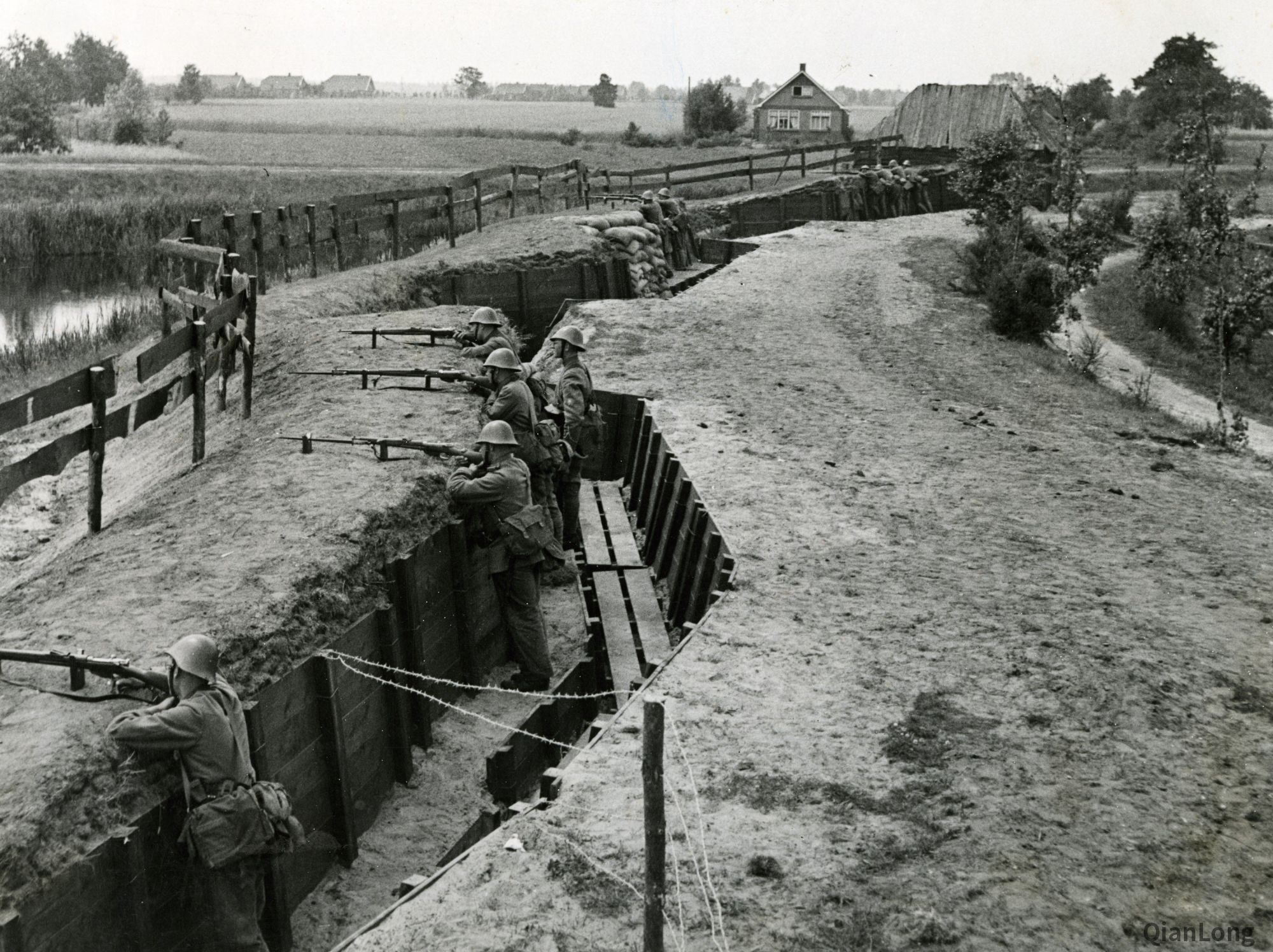 01.在边界警戒的荷兰士兵。