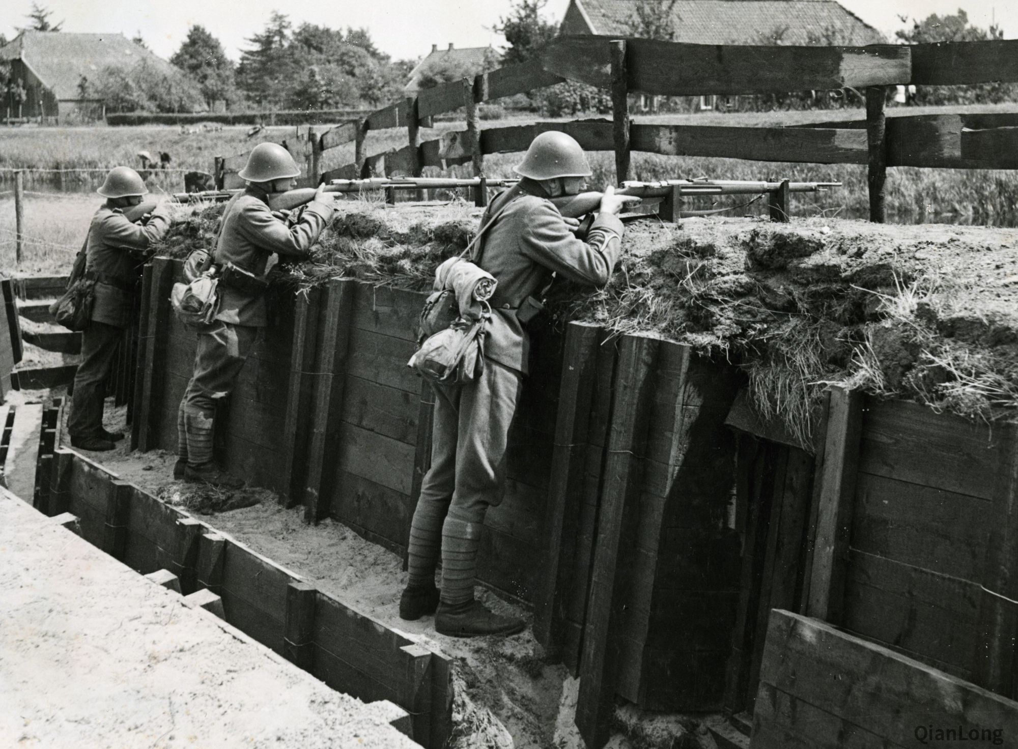 02.在掩体警戒的荷兰士兵，为了保证精度专门为步枪准备了支架。