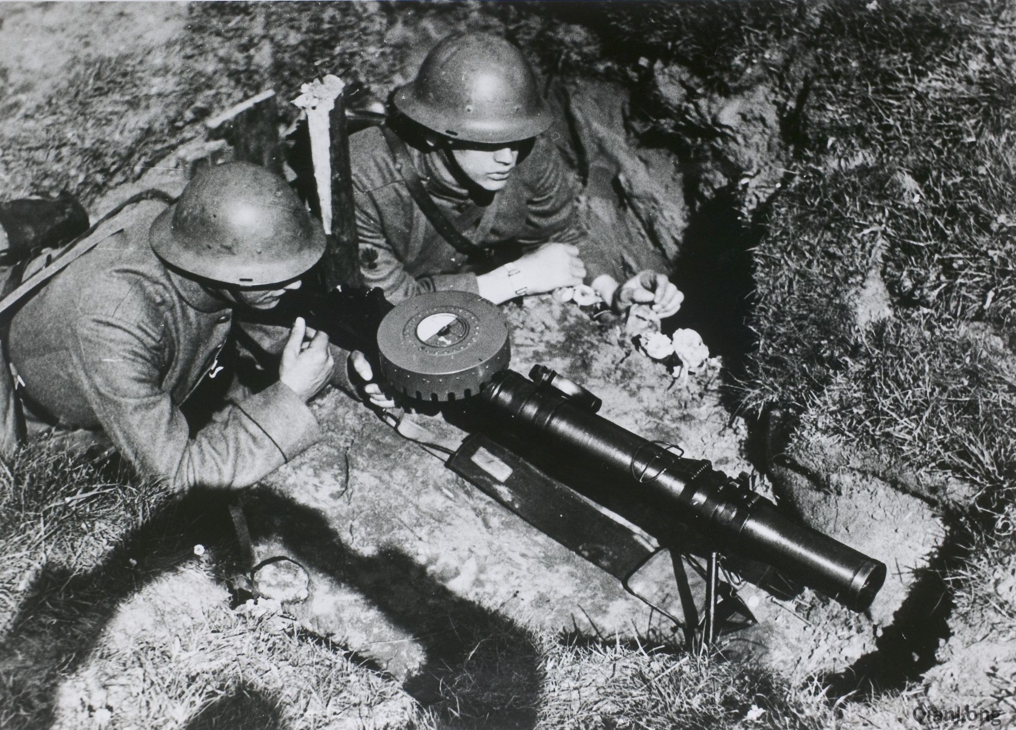 04.警戒中的荷兰机枪组，使用的武器为刘易斯7.7毫米机器。