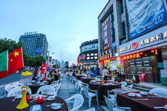 “中国特色商业街”一景。