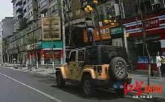 乐山女子街头站上车顶拍花 民警罚款扣