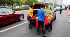 珠海女子过斑马线被凯美瑞撞倒 交警