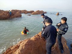 光顾着游玩被困礁石 青岛民警紧急救援