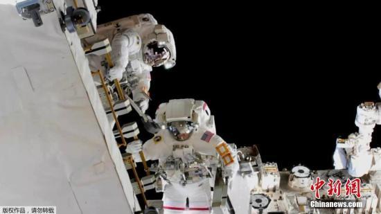 资料图：国际空间站两名宇航员为空间站太阳能电池板换上新电池。