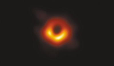 人类首次“看到”黑洞正面照