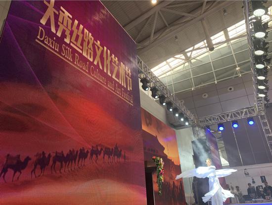 首届大秀丝路·时尚文化艺术节在乌鲁木齐举办