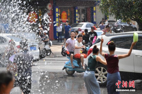 云南德宏泼水节欢乐持续民众街头乐翻天