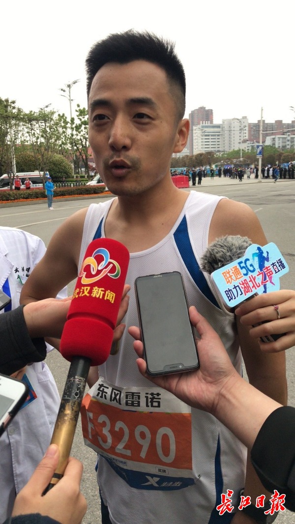 武汉伢头一次跑汉马就摘得健康跑冠军