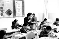 学校邀家长陪餐五天:只陪一天 偶然因