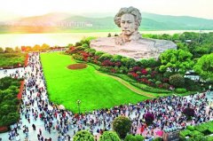 游客和市民在长沙市橘子洲景区休闲游