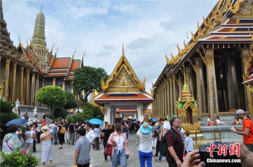 资料图：泰国曼谷大皇宫内玉佛寺游人如织。中新社发 王雪 摄
