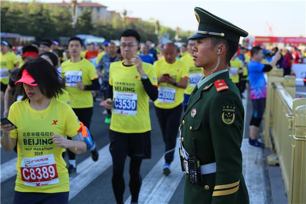 武警官兵全力保障北京半程马拉松安全有序进行