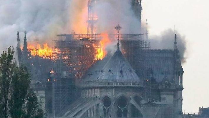 【虎嗅早报】巴黎圣母院遭遇大火；北京银监局对奔驰汽车金融开展调查